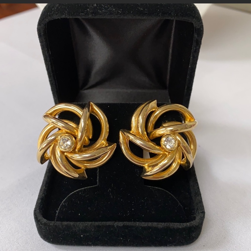 Gorgeous goldtne vintage open flower earrings w/rhinestone